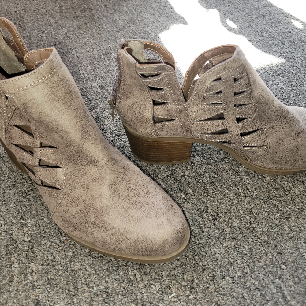 Time and Tru Women's Cutout Ankle Booties - Taupe